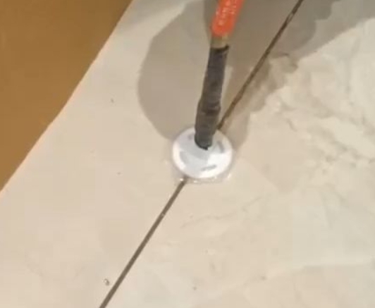 屯溪瓷砖空鼓维修公司专业解答瓷砖在铺贴过程中，如果没有涂抹均匀到位的粘结材料（如水泥砂浆或瓷砖胶），可能会导致以下问题