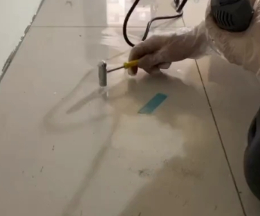 屯溪瓷砖开裂维修公司专业分享瓷砖在铺贴前如果没有沥干水分，将会导致以下问题
